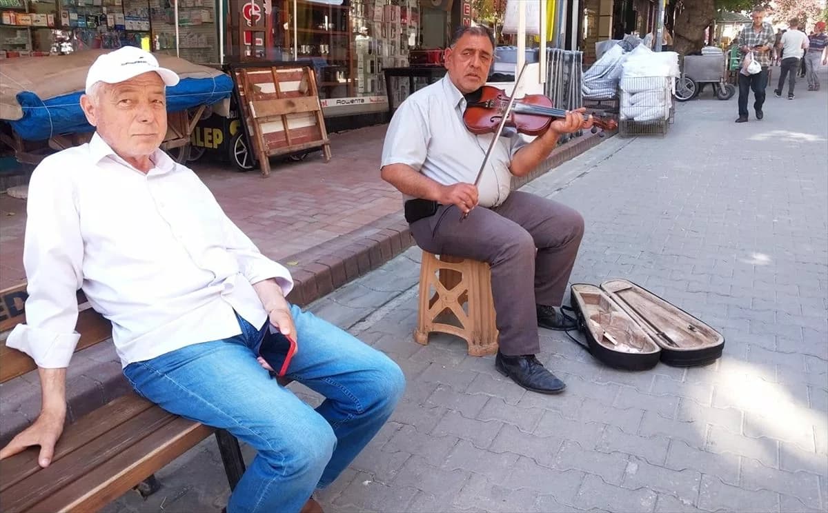 Çanakkale'nin Sokak Sanatı: Ayakkabı Boyacılığı ve Müzik