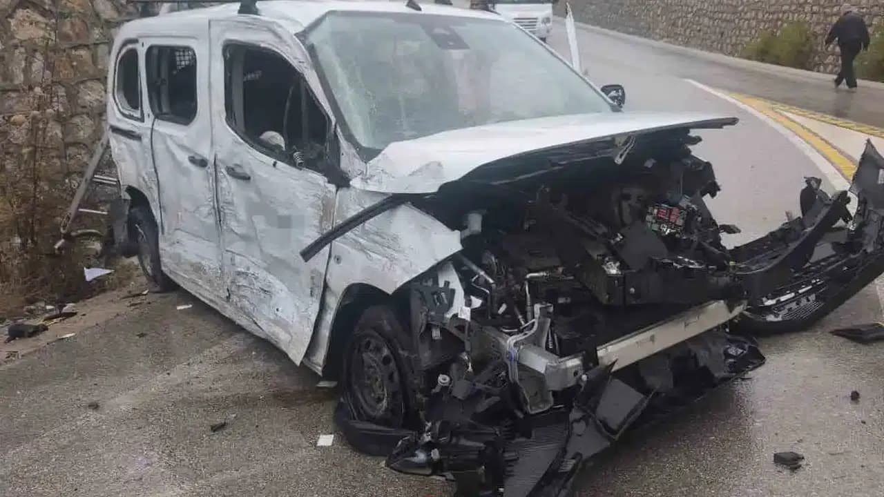 Sağanaklı havada muayeneden çıkan hafif ticari otomobil takla attı: 1 yara alan Çanakkale'de
