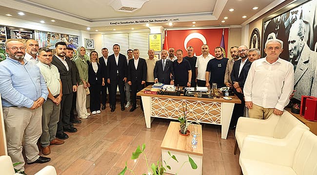 BÜLENT TURAN VE AK PARTİ HEYETİNDEN ÇANAKKALE'DE ZİYARETLER AK Parti Çanakkale İl Başkanı Abdurrahman Kuzu, İçişleri Bakan Yardımcısı Bülent Turan, AK Parti MKYK Üyesi Naim Makas, idare kurulu üyeleri ve teşkilat mensuplarıyla ile beraber Çanakkale