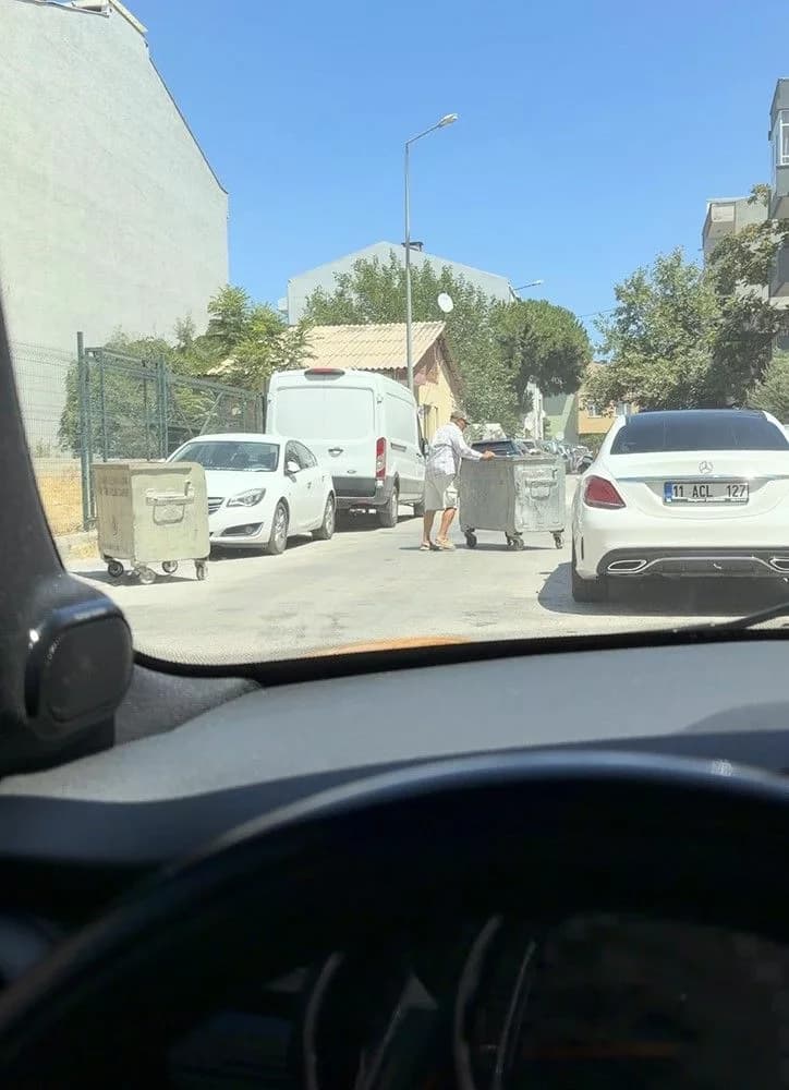 Rüzgarın Şiddetiyle Çanakkale'de Başıboş Gezen Çöp Konteynerleri