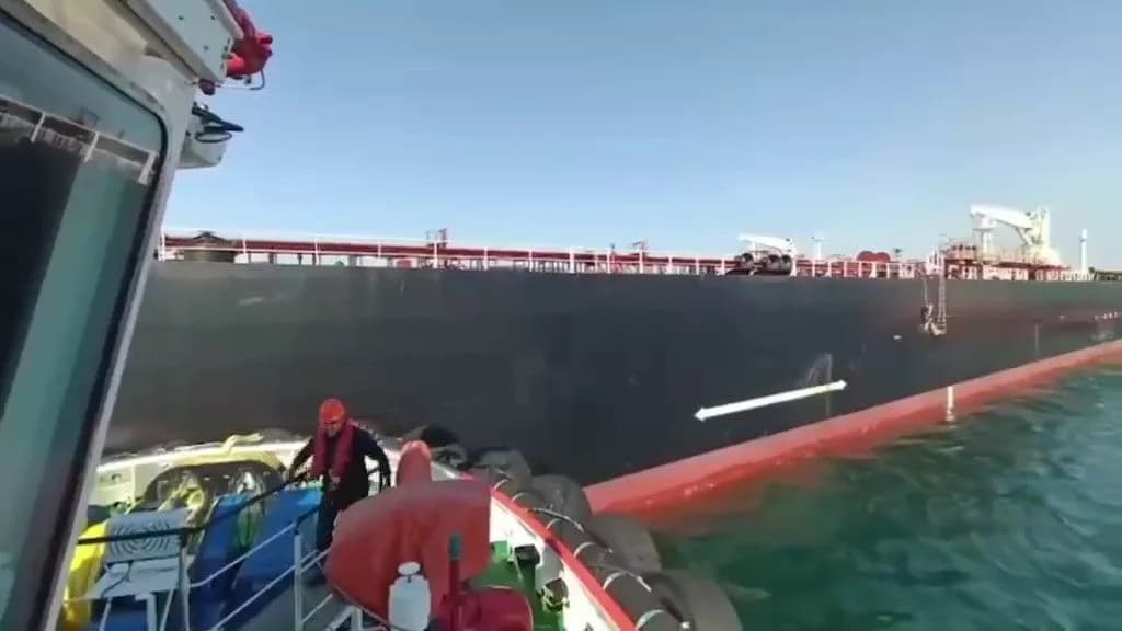 Çanakkale'de Sürüklenen Tanker Demirletildi