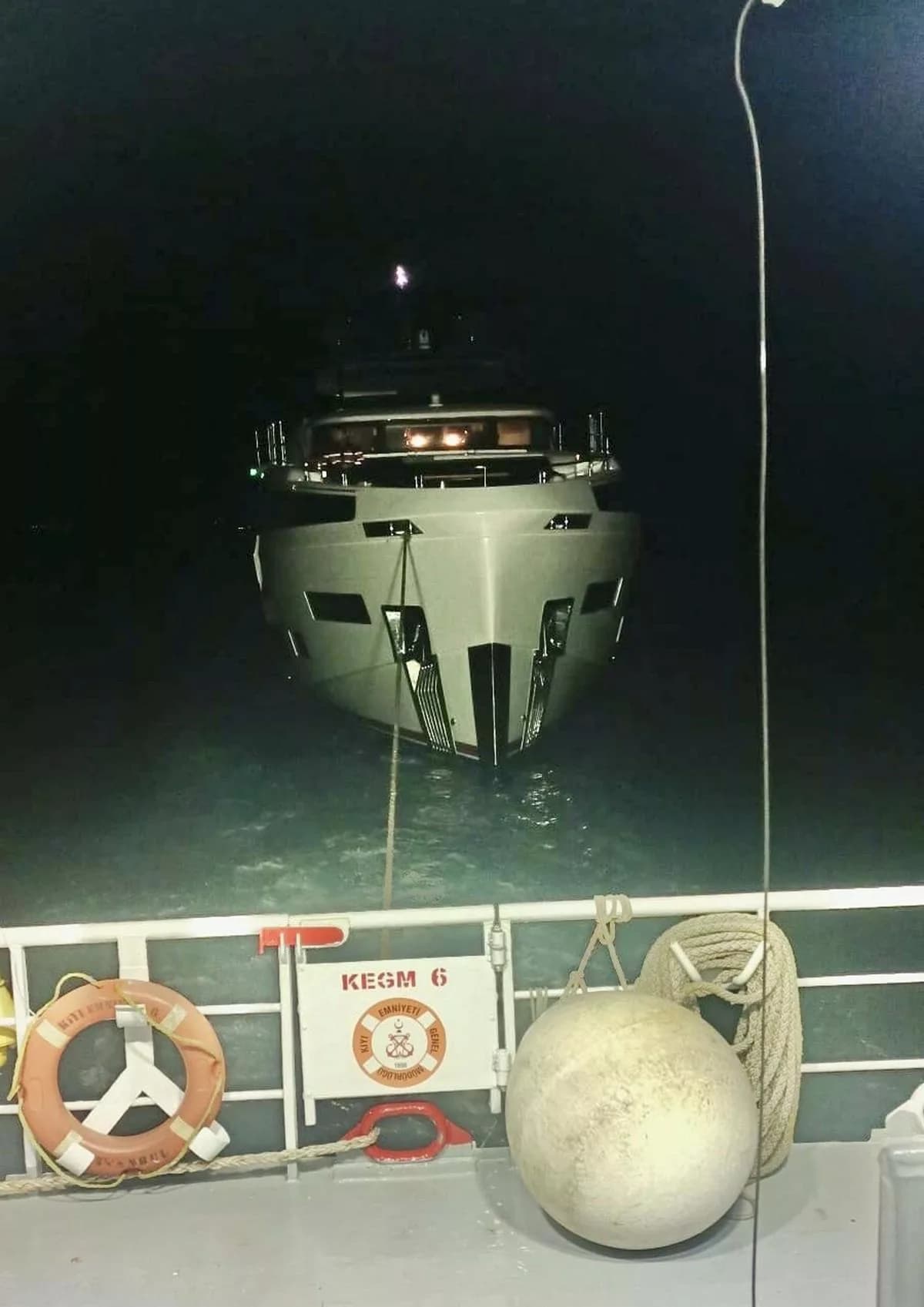 Çanakkale'de Makine Arızalı Tekne Kurtarıldı