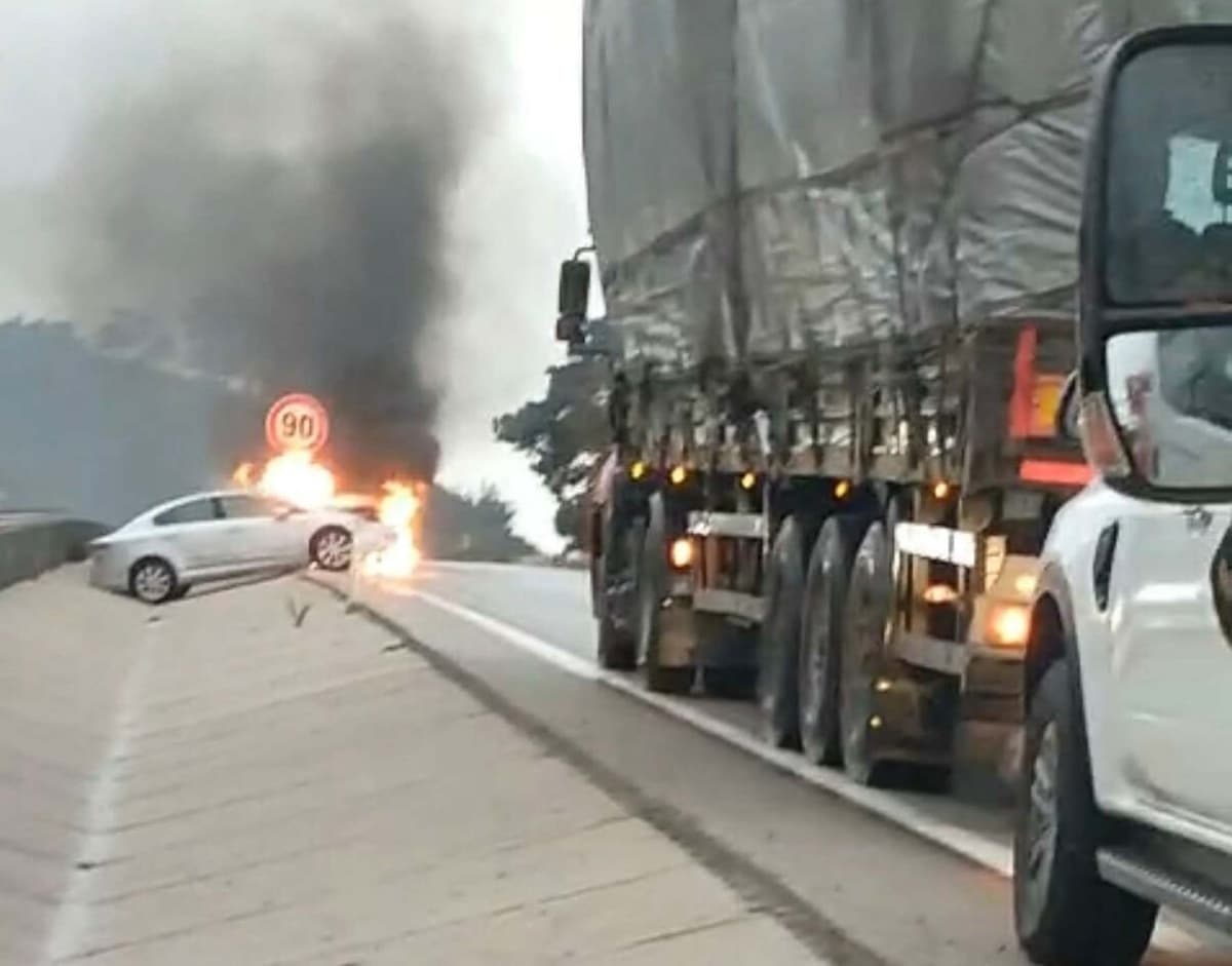 Çanakkale Güzelyalı'da taşıtın motoru alev aldı, taşıt kullanılamaz hale geldi