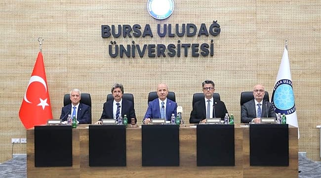 YÜKSEKÖĞRETİMDE EĞİTİM PROGRAMLARININ GELECEĞİ ELE ALINDI Üniversitelerarası Kurul (ÜAK) Yönetim Kurulu Toplantısı, Bursa Uludağ Üniversitesi ev sahipliğinde icra edildi. Toplantıda yükseköğretimde eğitim programlarının güncellenmesi, ders ve kredi
