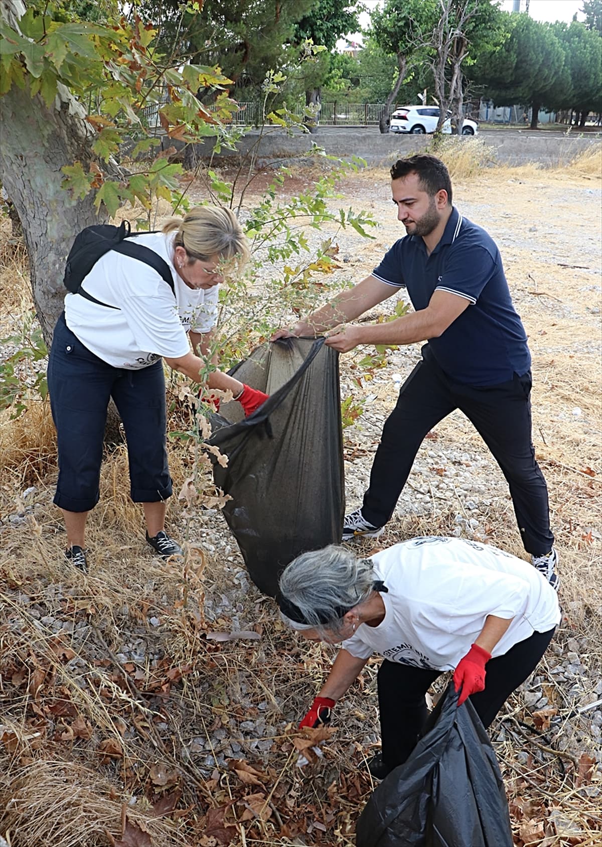 40'a civardaki gönüllü, sokak ve sahillerde çöp topluyor Çanakkale'de