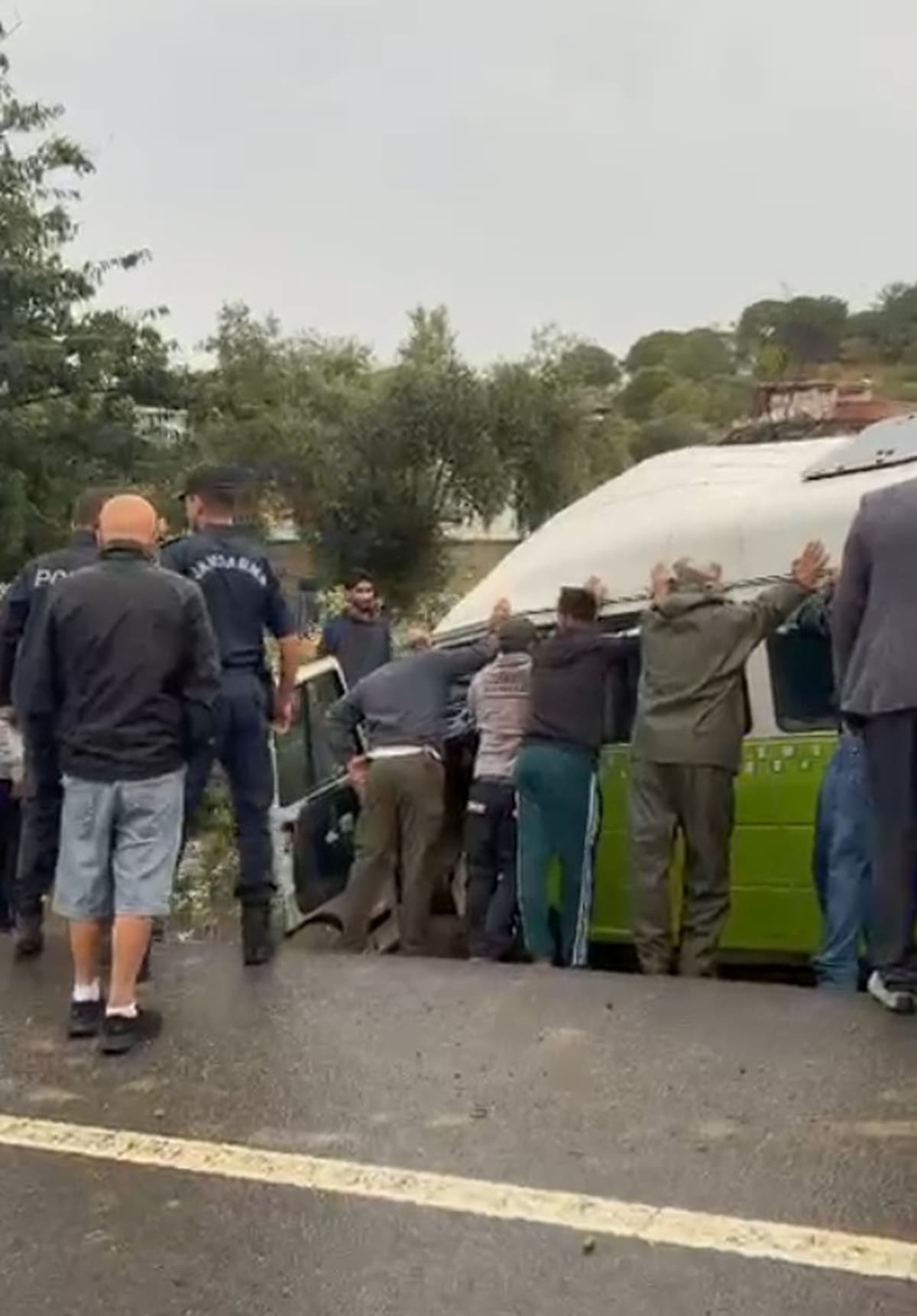 Gökçeada’da Minibüs Su Kanalına Düşerek Sürücü Öldü, 2 Yolcu Yaralandı
