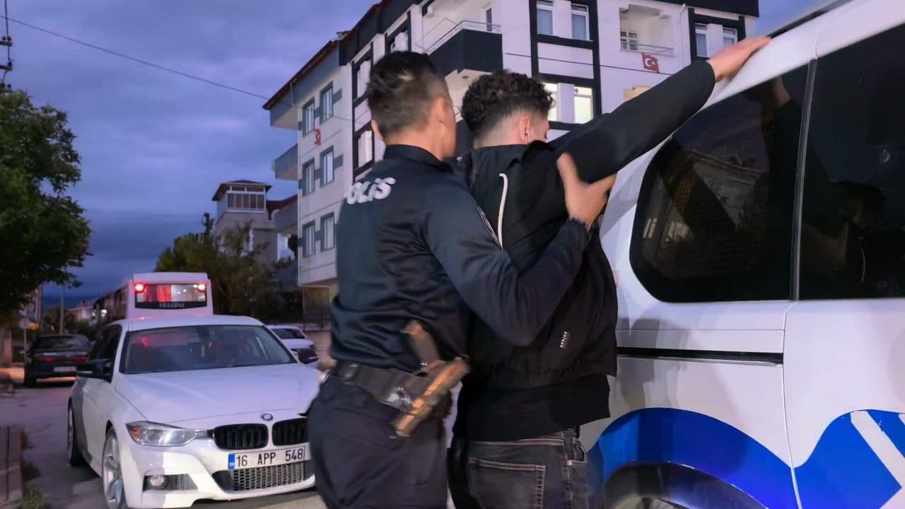 Ehliyet sınavında düzenekle yakalandı, gözaltına alındı (Video)