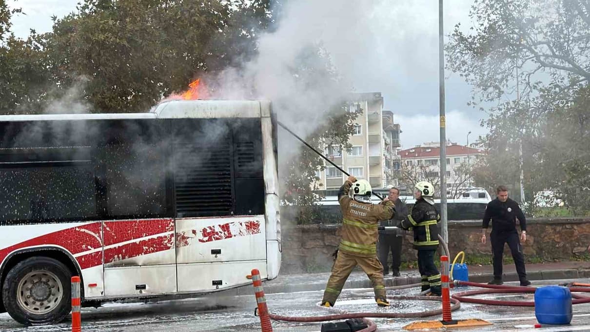 Çanakkale'de otobüsün motor bölümünde çıkan yangında vasıta kullanılamaz hale geldi.
