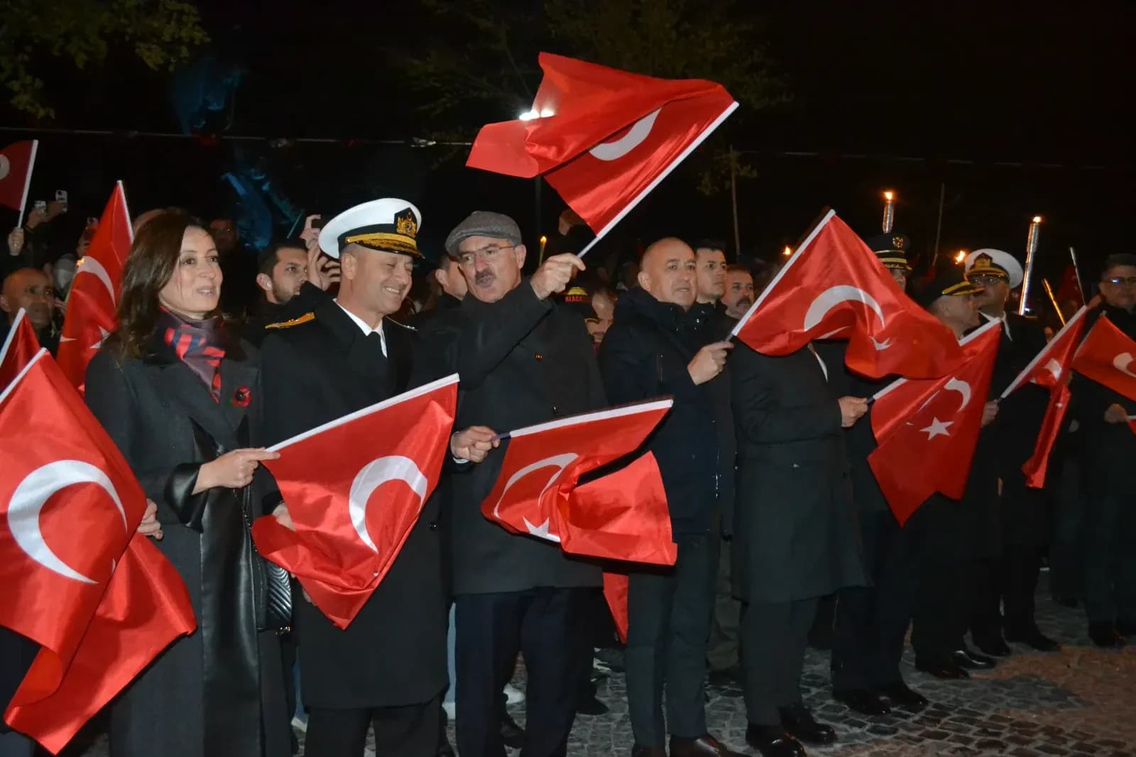 Binler tek yürek oldu: Çanakkale’de Fener Alayı Coşkusu