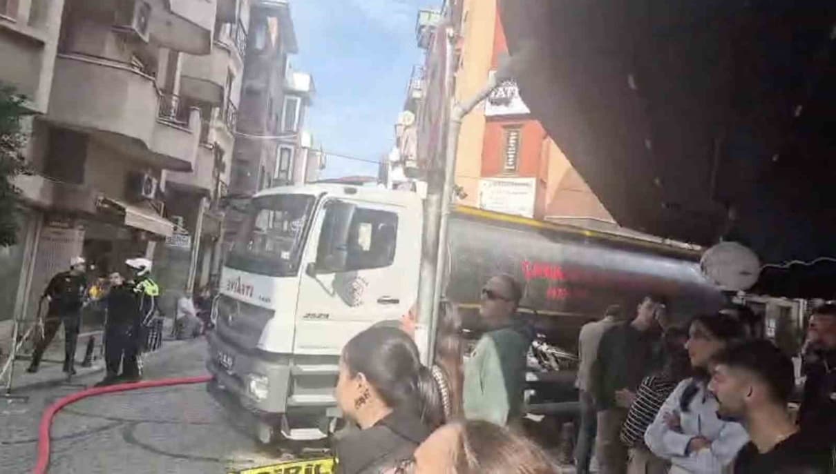 Çanakkale'de Çatı Katında Çıkan Yangın İtfaiye Ekiplerinin Çabasıyla Söndürüldü