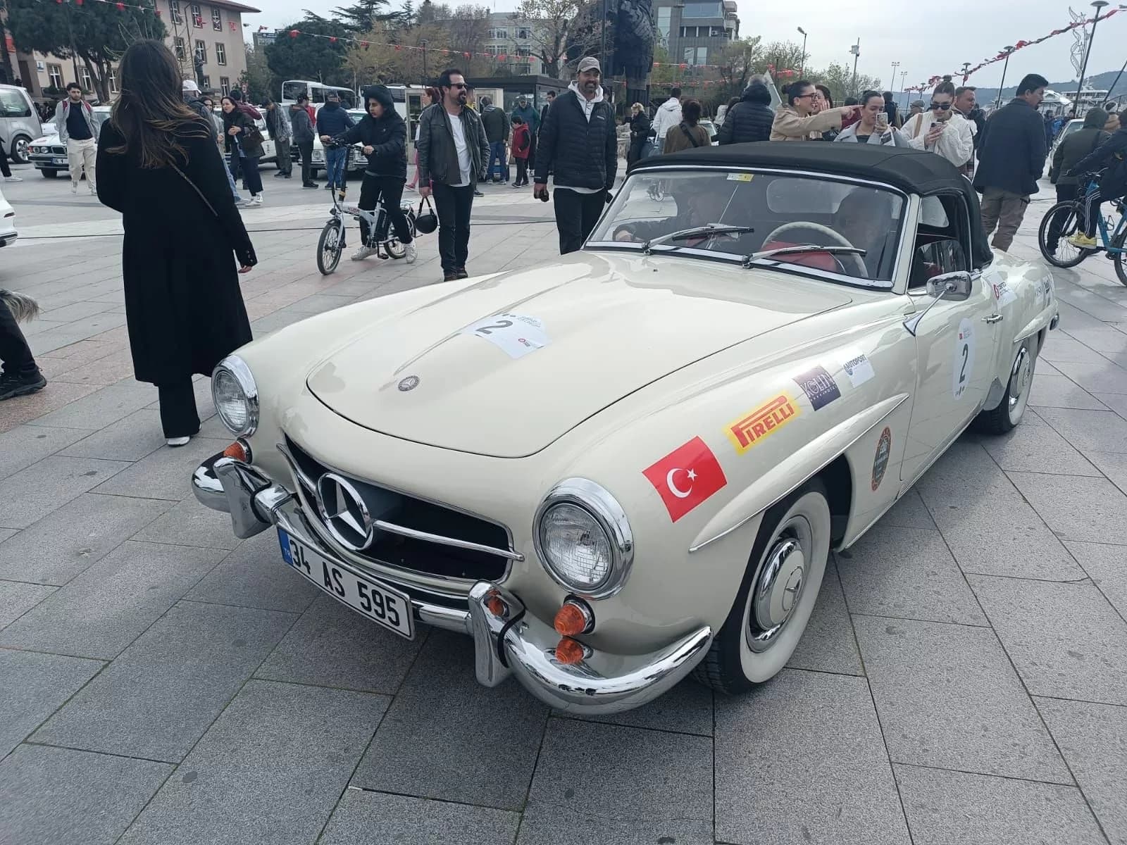 Çanakkale'de Dikkat Çeken Klasik Otomobil