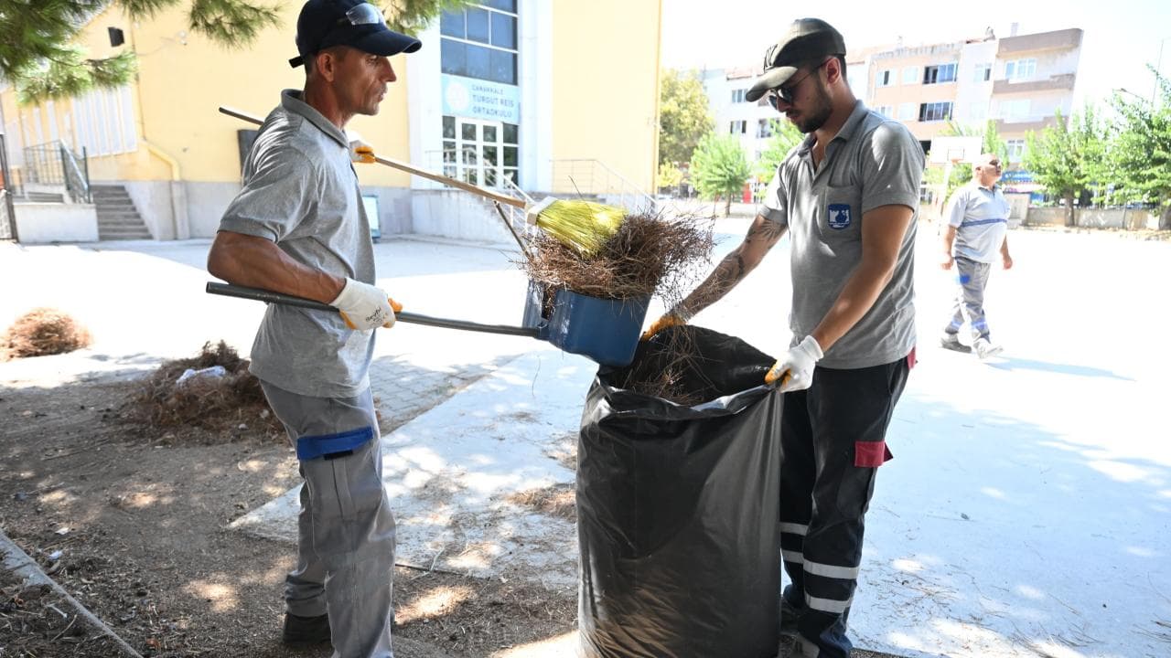 Çanakkale’de Okul Bahçeleri Ders Zili Çalmadan Önce Temizleniyor