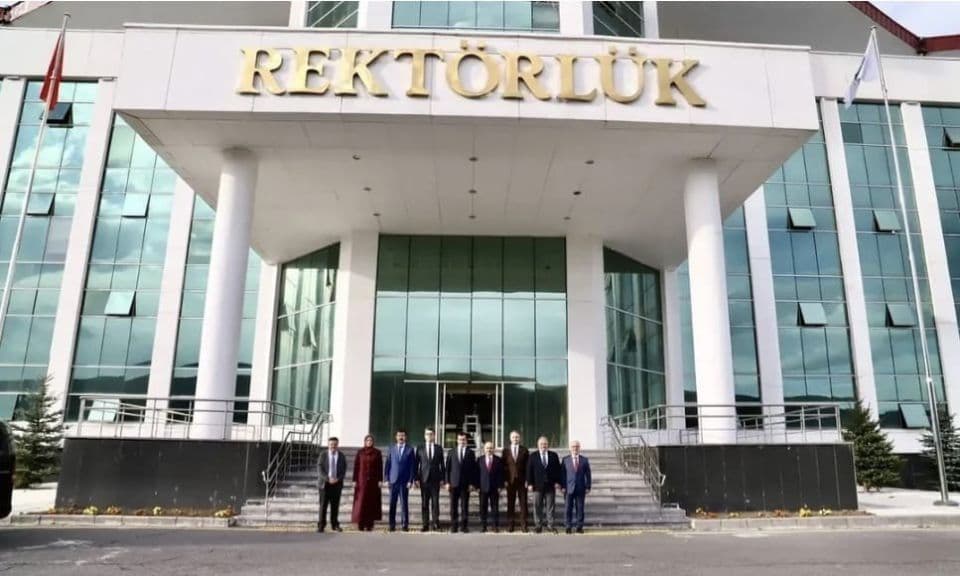 ÇOMÜ Rektörü Erenoğlu’nun Liderliğinde Çanakkale Üniversitesi ve ÜAK Yükseköğretim Stratejileri Toplantısı