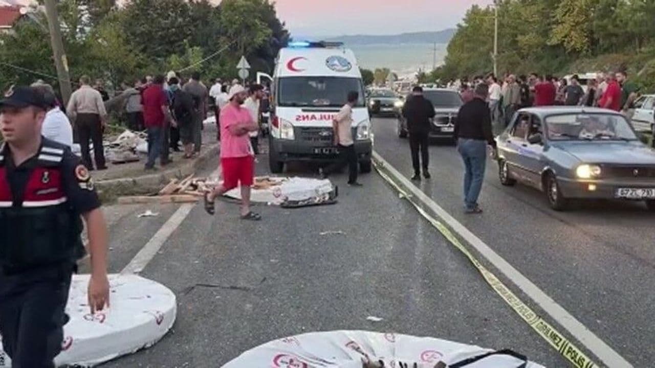 Tır ile ziraat aracının çarpışması sonucu 4 kişi öldü, 9 kişi yaralı olarak kurtuldu (Video)