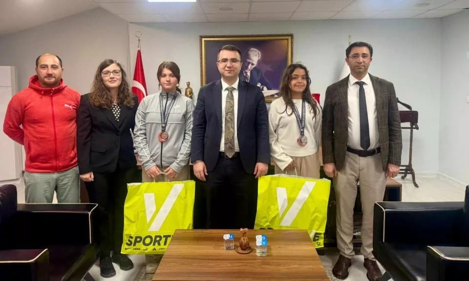 Bozcaada Sporcuları Kaymakam Altunay'ı Ziyaret Etti