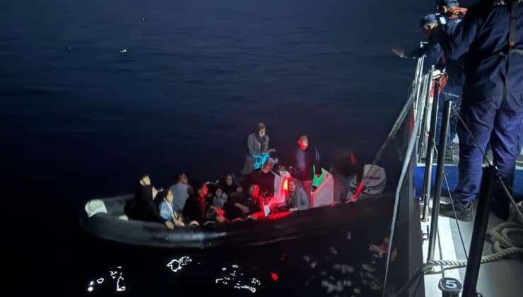 Çanakkale’de Lastik Bot Arızası Sonrası 14 Kaçak Göçmen Kurtarıldı