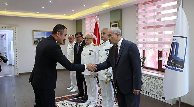 ÇANAKKALE'DE 30 AĞUSTOS TEBRİKLERİ KABUL EDİLDİ Çanakkale Valisi Doç. Dr. Ömer Toraman, 30 Ağustos Zafer Bayramı nedeniyle yapılan tebrik kabul töreninde protokol üyeleriyle ile beraber yurttaşların bayram tebriklerini kabul etti. ÇOMÜ’DE ZAFER