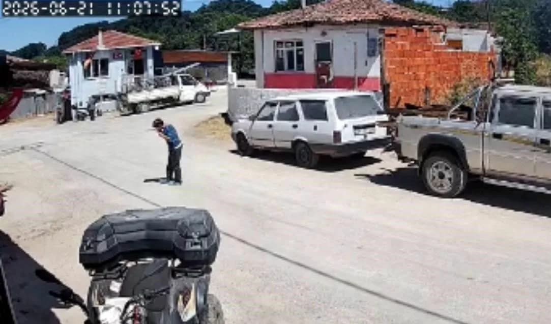 Çanakkale'de Yürek Isıtan Bir Davranış: 12 Yaşındaki Eren'in Atatürk Portresine Öptüğü Anlar