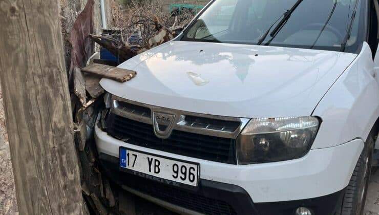 Duvara çarpan aracın şoförü vefat etti - Çanakkale Express Çanakkale’de