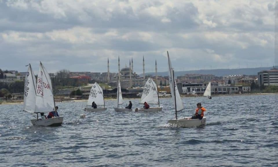 Çanakkale'nin Genç Denizcileri 23 Nisan'da Yarış ve Yönetim Gücünü Gösterdi