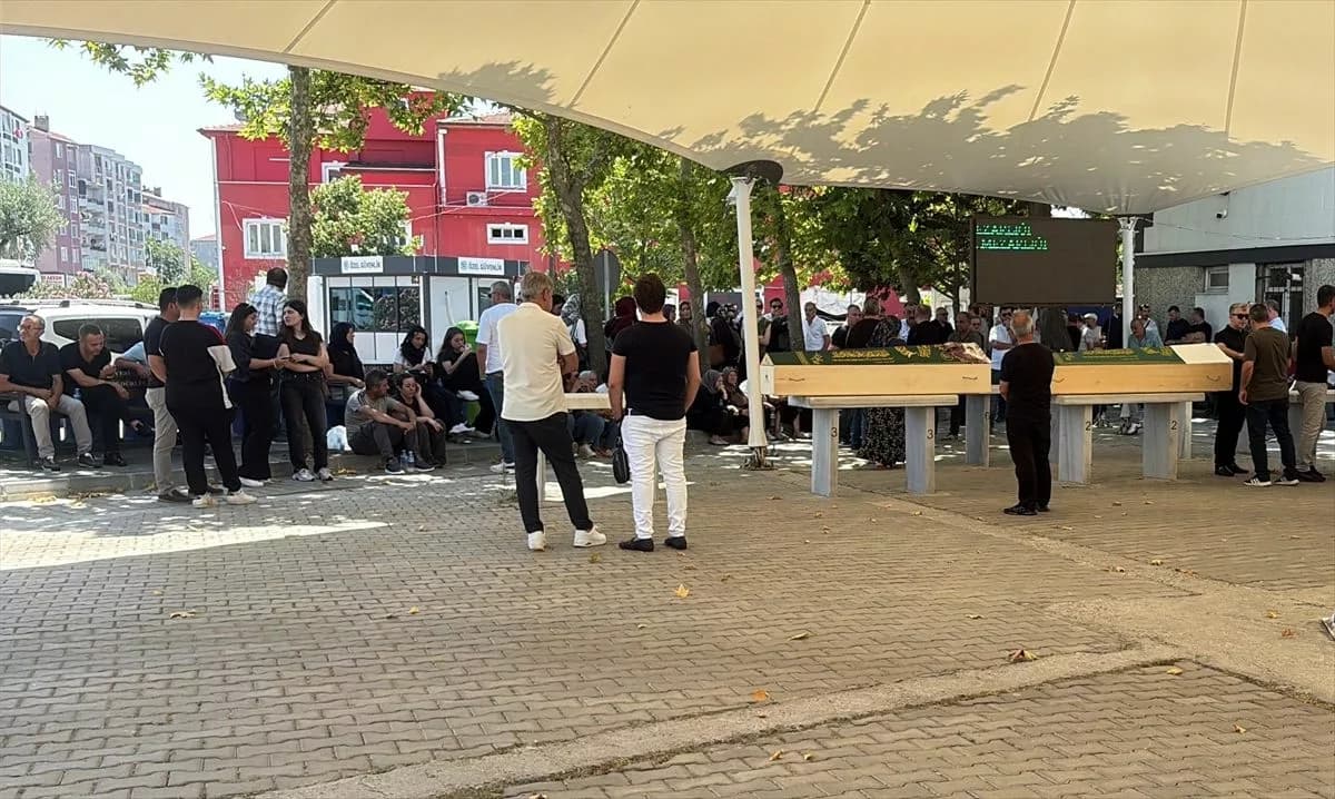 Lapseki'de Denizde Kaybolan 14 Yaşındaki Kız Çocuklarının Cenazesi Toprağa Verildi