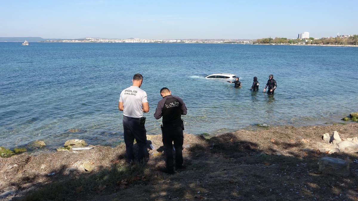 Çanakkale Kepez'de el freni unutulan taşıt denize düştü, vinçle 3 saatte çıkarıldı
