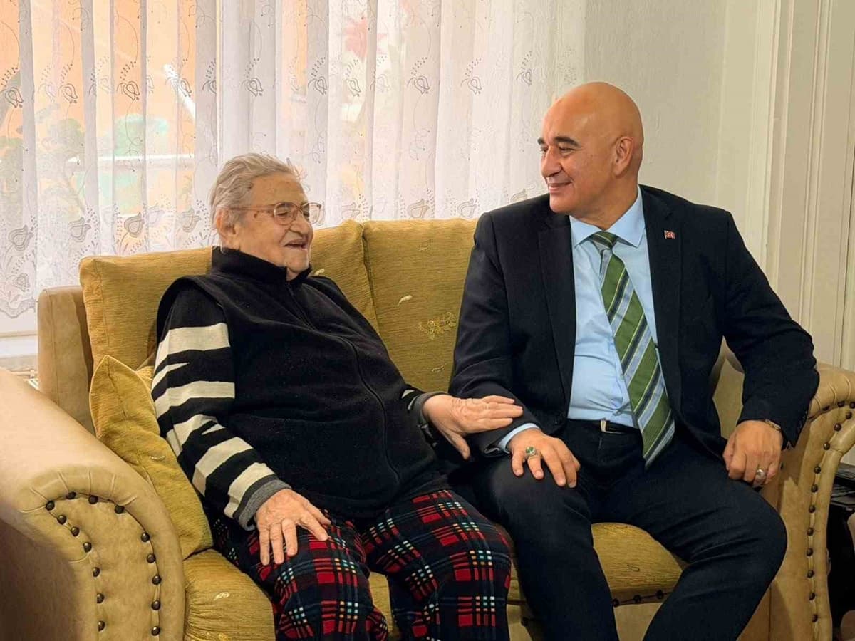 Çanakkale’de Dünya Yaşlılar Günü: İl Sağlık Müdürü Hakan Görgülü Evde Bakım Hizmeti Alan Yaşlıları Ziyaret Etti