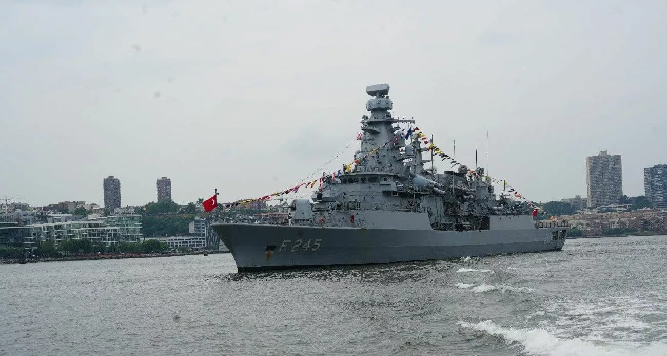 Türk Donanmasının Gücü: TCG Oruçreis New York'ta