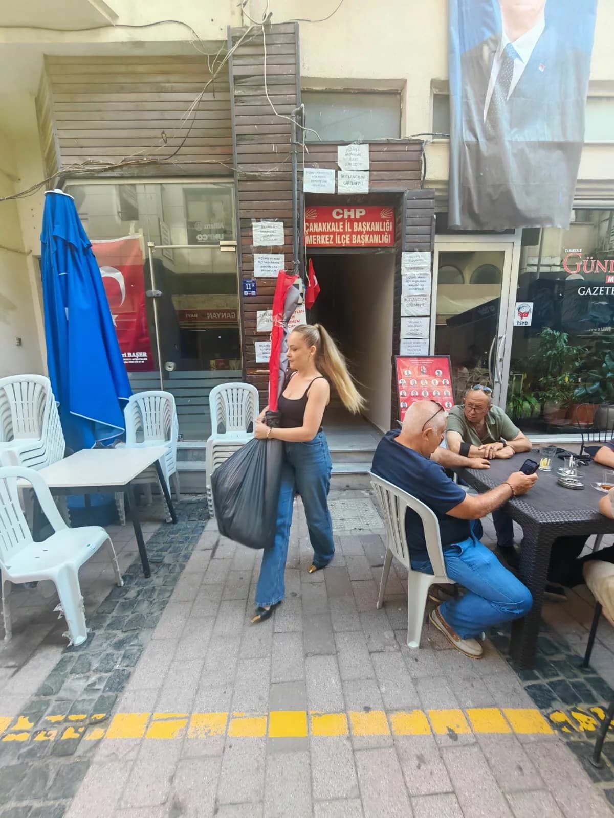Çanakkale'de CHP Binanın Boşaltılması Başladı