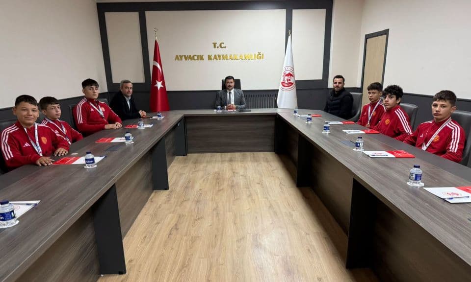 Ayvacık’tan Şampiyon Güreşçilerin Kaymakam Karali’ye Ziyareti