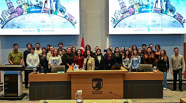 ÇANAKKALE'DE ÜNİVERSİTE ÖĞRENCİLERİNE YAPAY ZEKÂ EĞİTİMİ Çanakkale Belediyesi ile Çanakkale Onsekiz Mart Üniversitesi iş birliğinde yapılan “Yapay Zekâya Giriş Eğitimi”, üniversite öğrencilerinin katılımıyla hayata geçirildi. ÇANAKKALE’DE 29 EKİM