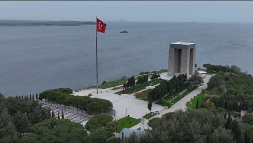 111 Yıl Sonra Resmi Arşivlerden Çıktı: Türk Askerinin Yaralı İngiliz Askerini Sırtında Taşıdığı Belgelendi