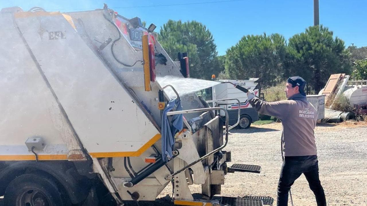Bozcaada'nın Sakinleri ve Misafirleri İçin Kesintisiz Hijyen: Çöp Araçları ve Konteynerler Titizlikle Dezenfekte Ediliyor