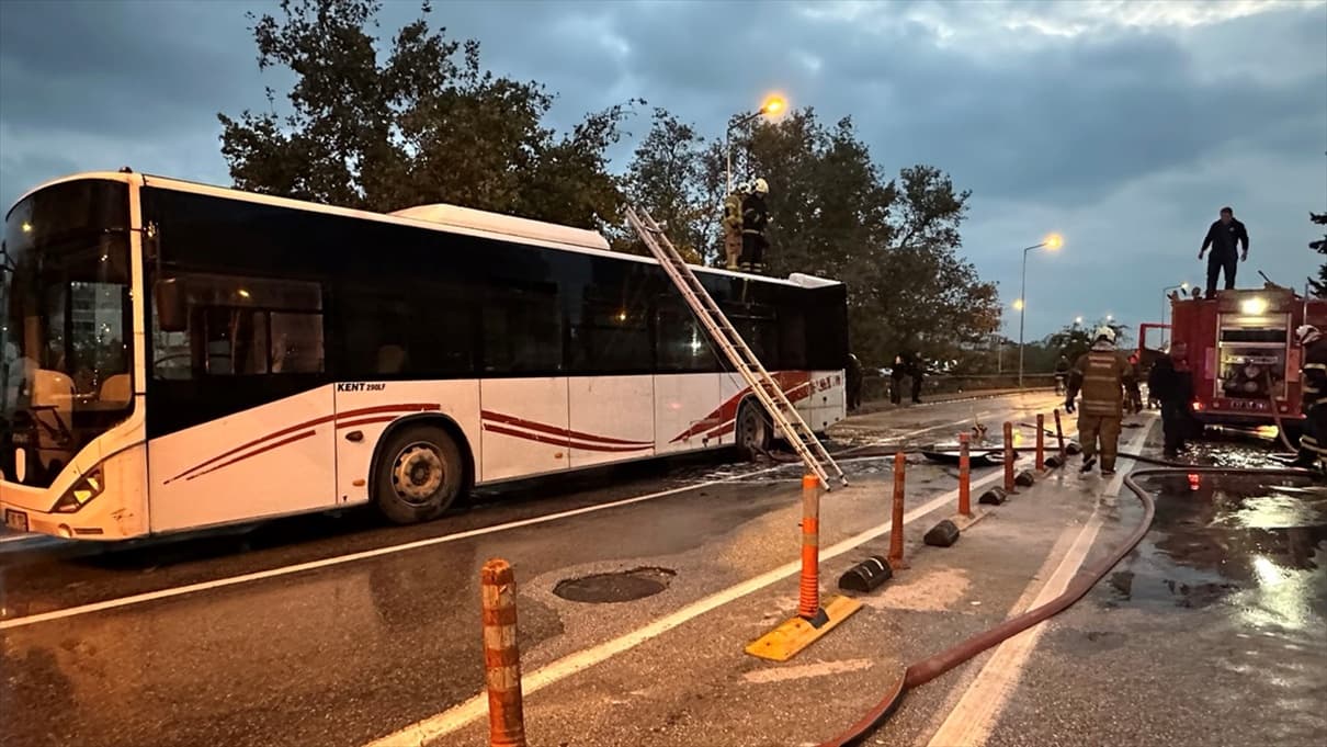 Çanakkale'de servis dışı halk otobüsündeki yangın söndürülerek bastırıldı, yollar kapatıldı