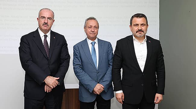 ÇANAKKALE SAVAŞLARI ARAŞTIRMA MERKEZİ'NDE TARİHÎ SUNUM Çanakkale Valisi Doç. Dr. Ömer Toraman, Çanakkale Savaşları Gelibolu Tarihî Alan Başkanı İsmail Kaşdemir ile ile beraber, Prof. Dr. Ali Osman Uysal’ın gerçekleştirdiği sunuma hazır bulundu.