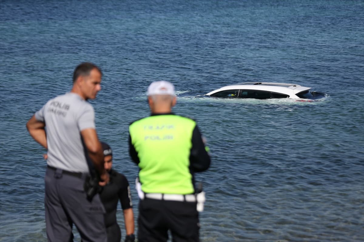Çanakkale Kepez'de park halindeki araç el freni unutulunca denize düştü