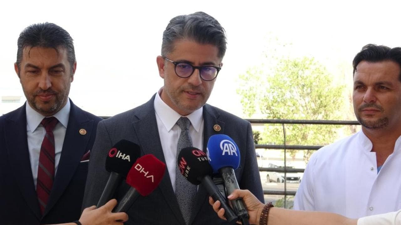 Cem Yılmaz’ın Sağlık Durumu Belli Oldu! Rektörden Açıklama