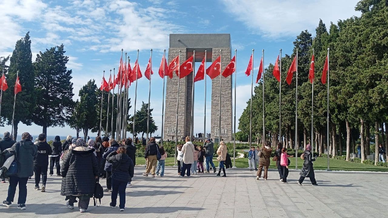 Çanakkale'nin Kutsal Topraklarına Ziyaretçi Akını Sonbaharda da Dinmiyor: Tarih ve Maneviyat Buluşması