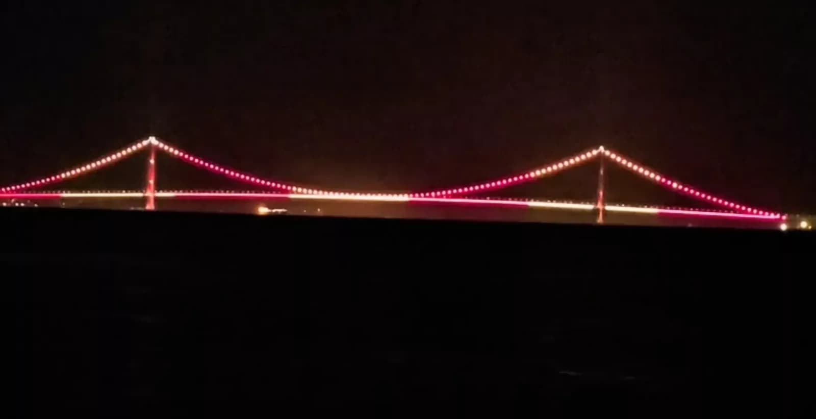 Çanakkale'de 1915 Çanakkale Köprüsü'ne Renkli Işık Gösterisi