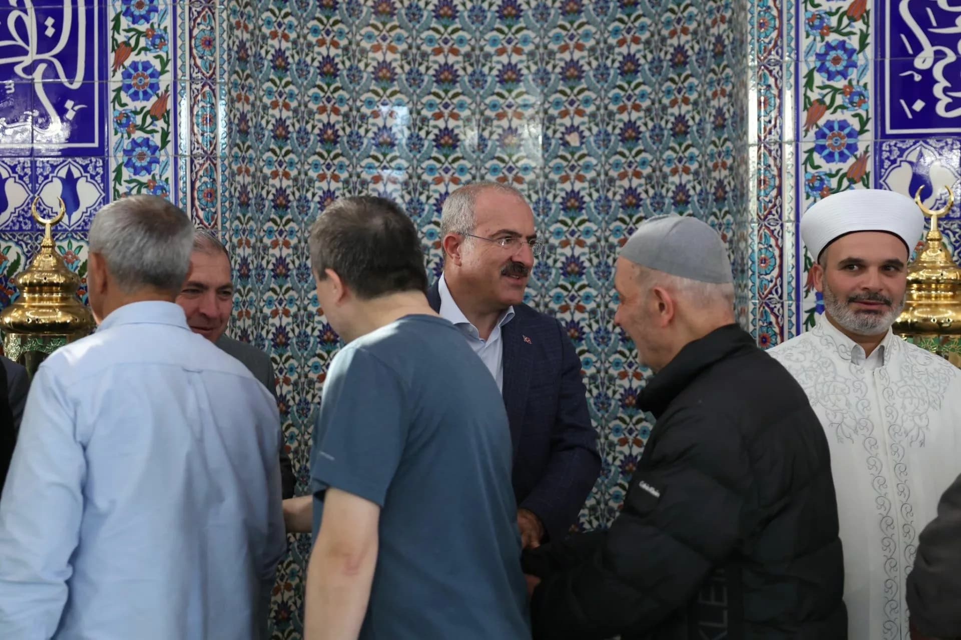 Vali Toraman Şehitler Camii'nde Bayram Namazını Kıldı