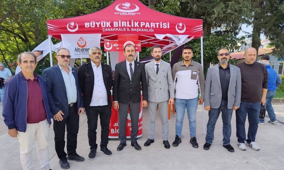 Biga Halk Pazarı'nda Yoğun İlgi: BBP'den "Vatandaşın Aynasıdır" Mesajı