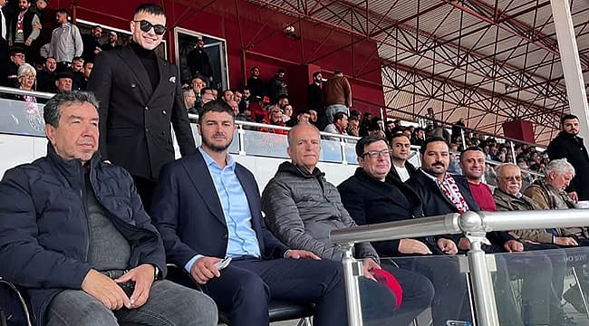 ÇANAKKALESPOR'DAN GALİBİYET SONRASI TEŞEKKÜR Çanakkalespor, Burhaniye Belediyespor’u 2-1 mağlup ettiği müsabakanın akabinde kendilerine katkı veren isimlere şükranlarını sundu. Çanakkalespor Yönetim Kurulu Başkanı Halit Kubilay Fırat, yaptığı