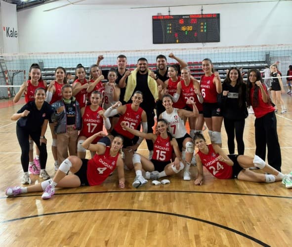 ÇOMÜSPOR Kadın Voleybol Takımı Galibiyet Serisini Sürdürüyor: 3-0