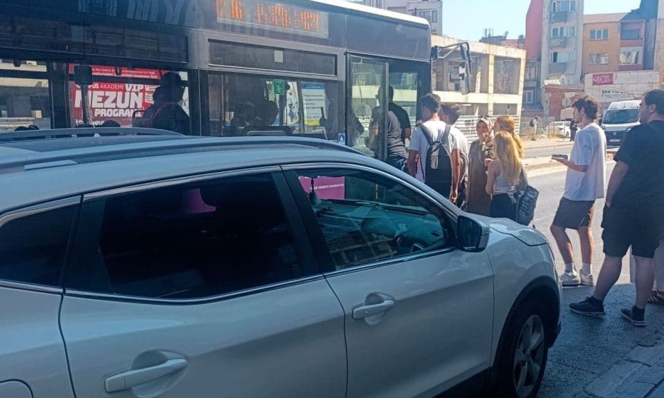 Atatürk Caddesi'nde otobüs durağında park sorunu yeniden gündemde