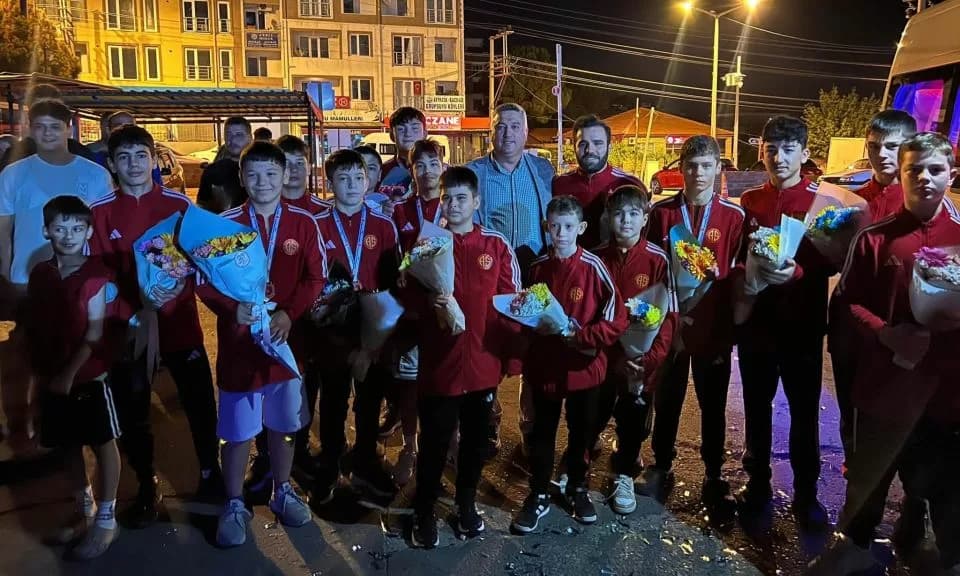 Ayvacıklı Güreşçiler Ankara'dan Madalyayla Döndü