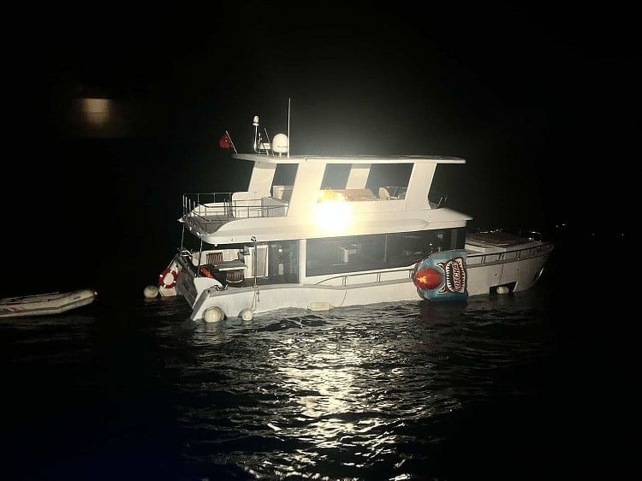 Çanakkale Açıklarında Tekne Kazasında İki Kişi Sağ Kurtarıldı