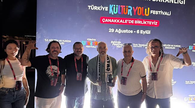 BEŞİKTAŞLILAR CEZA'YI YANLIZ BIRAKMADI 1903 Çanakkale Beşiktaşlılar Derneği Başkanı Aydın Sevinç ve idare kurulu üyeleri, Türkiye Kültür Yolu Festivali dahilinde Çanakkale'ye gelen rap müzik sanatçısı ve Beşiktaş taraftarı Ceza'yı kuliste konuk