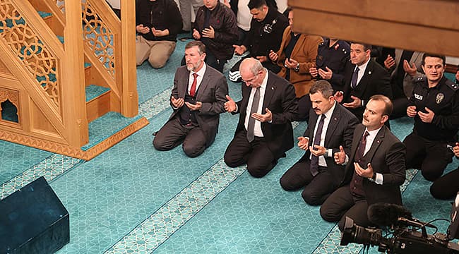 Çanakkale'nin Kalbi Şehitler Abidesi'nde Attı: Kadir Gecesi'nin Manevi Havası Doruğa Ulaştı