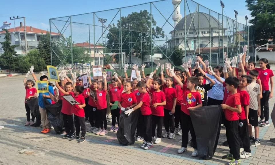 Lapseki'de Minik Eller Çevre için Birleşti