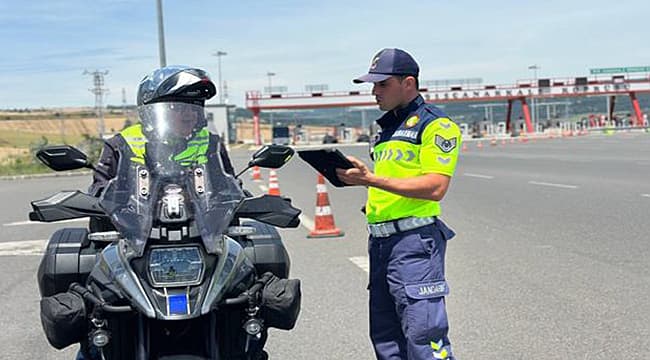 JANDARMADAN TRAFİK DENETİMİ: 4 BİN 576 ARAÇ KONTROL EDİLDİ